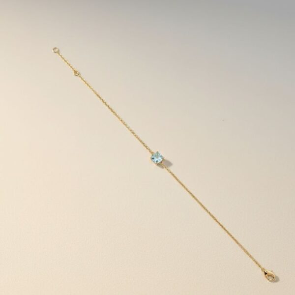 bracelet fin chaine plaqué or 18 carats avec pierre facette teintée couleur aigue marine