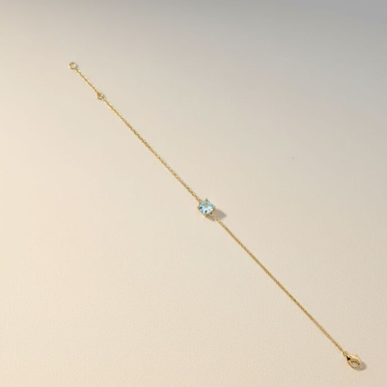 bracelet fin chaine plaqué or 18 carats avec pierre facette teintée couleur aigue marine