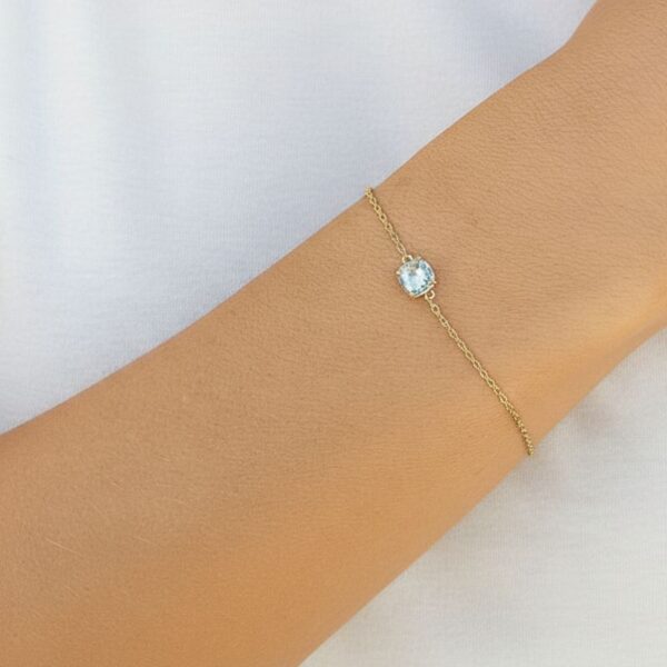 bracelet fin chaine plaqué or 18 carats avec pierre facette teintée couleur aigue marine