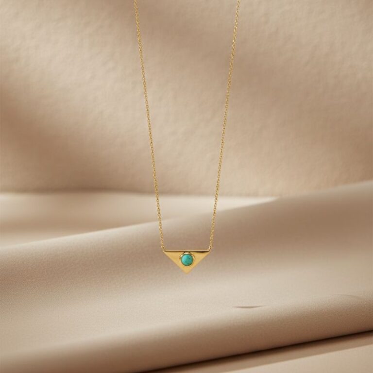 collier pour femme en plaqué or avec pendentif triangle orné d'une pierre aventurine