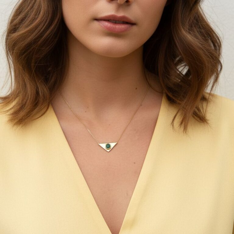 collier pour femme en plaqué or avec pendentif triangle orné d'une pierre aventurine