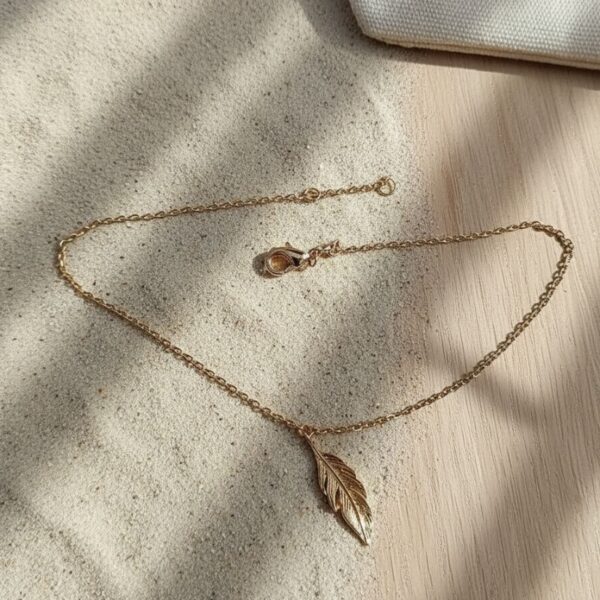 bracelet chaine de cheville en plaqué or 18 carats avec charm plume