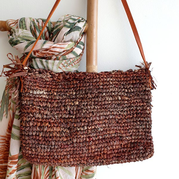Pochette raphia cowry marron