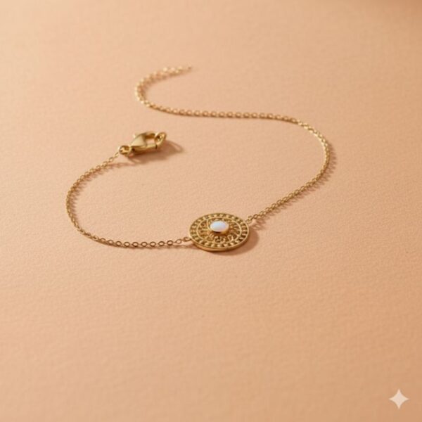 Bracelet en plaqué or 18 carats chaine médaille ciselée pierre de lune