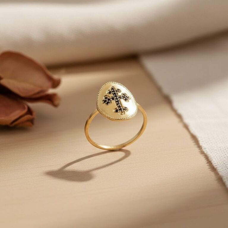 bague pour femme plaqué or 18 kt motif croix orné de zirconium noir