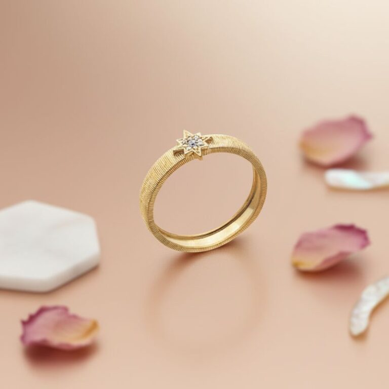 bague plaqué or 18 carats effet brossé et strié étoile en oxyde de zirconium