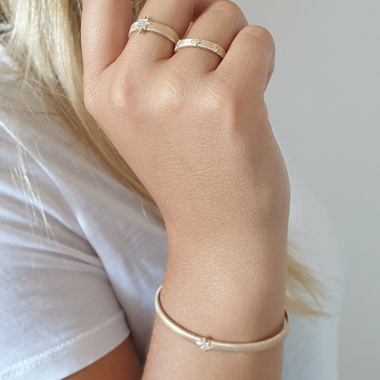 bague plaqué or 18 carats effet brossé et strié étoile en oxyde de zirconium