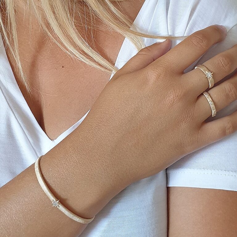 bague plaqué or 18 carats effet brossé et strié étoile en oxyde de zirconium