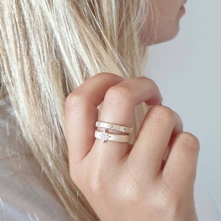 bague plaqué or 18 carats effet brossé et strié étoile en oxyde de zirconium