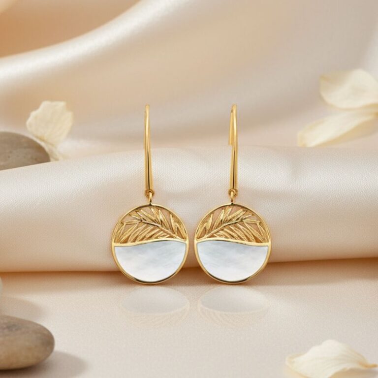 boucles d'oreilles plaqué or médaille motif végétal et nacre véritable