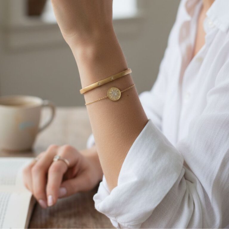 bracelet pour femme en plaqué or chaine et médaille or brossé motif soleil oxyde de zirconium blanc