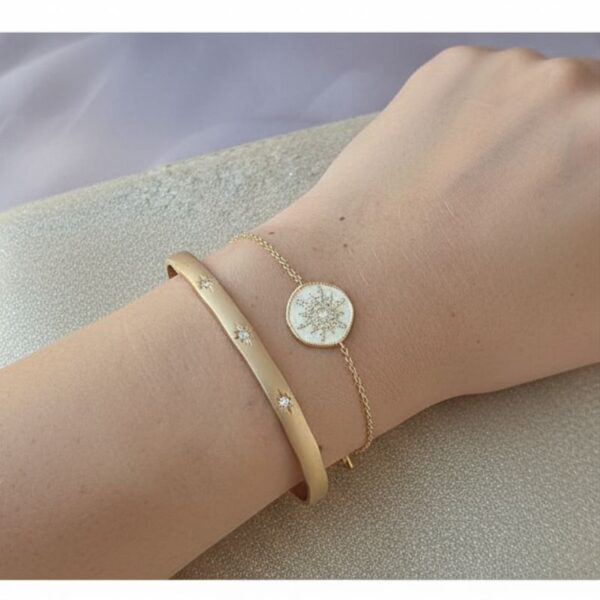 bracelet pour femme en plaqué or chaine et médaille or brossé motif soleil oxyde de zirconium blanc