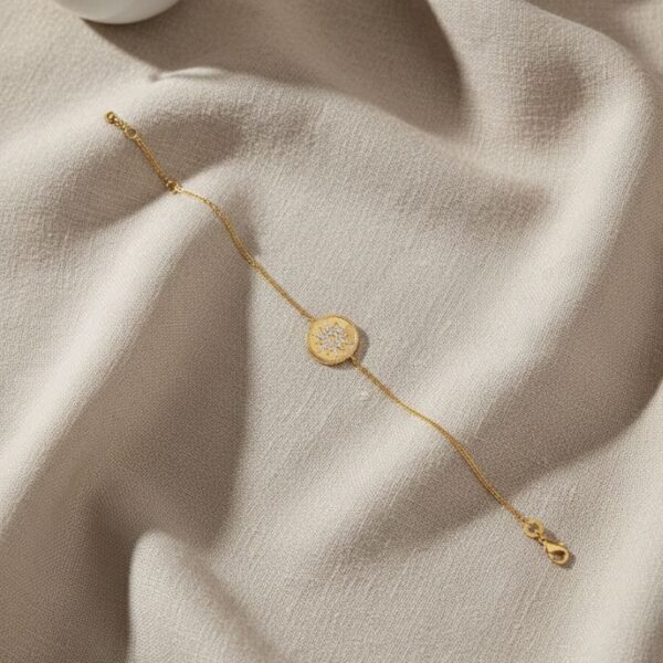 bracelet pour femme en plaqué or chaine et médaille or brossé motif soleil oxyde de zirconium blanc