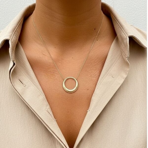 Collier plaqué Or pendentif cercle ciselé