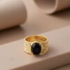 bague plaqué or anneau strié et martelé surmonté d'une pierre agate noire ovale