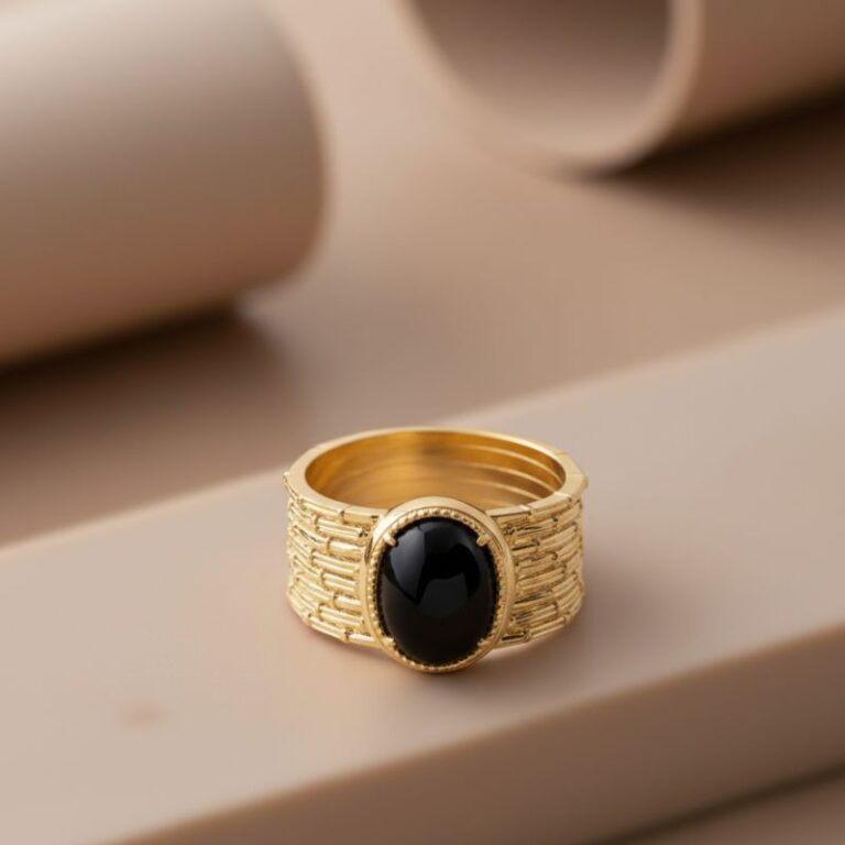 bague plaqué or anneau strié et martelé surmonté d'une pierre agate noire ovale