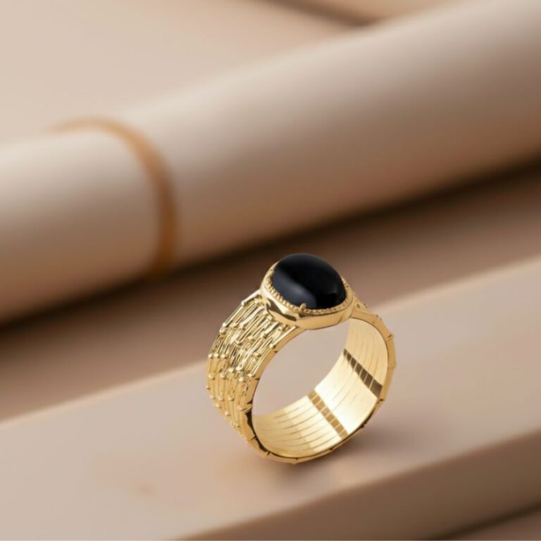 bague plaqué or anneau strié et martelé surmonté d'une pierre agate noire ovale