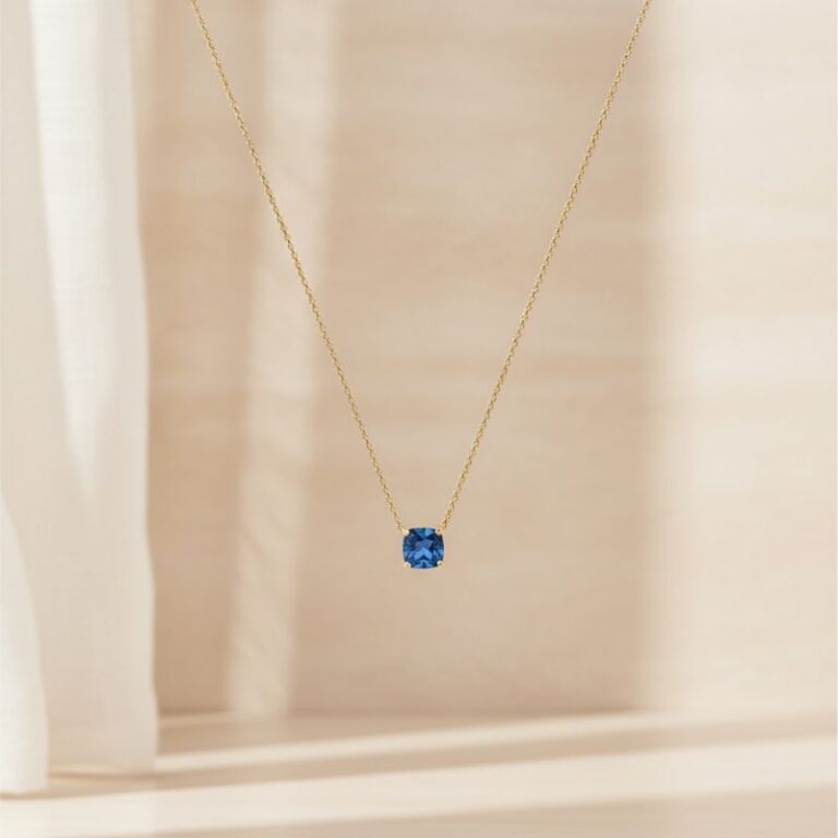 collier ras de cou en plaqué or 18 carats avec pendentif pierre nano facettée et teintée en bleu saphir