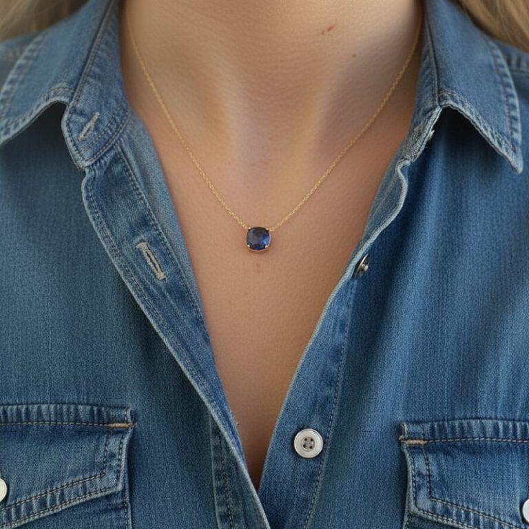 collier ras de cou en plaqué or 18 carats avec pendentif pierre nano facettée et teintée en bleu saphir