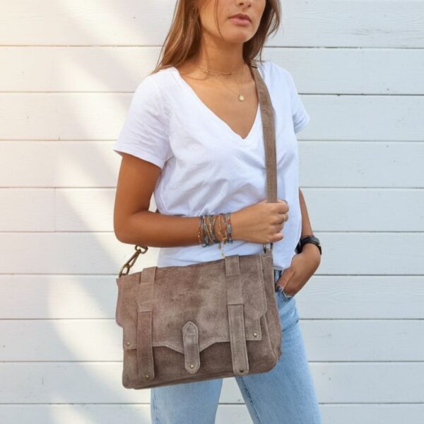sac à bandoulière pour femme forme messenger en daim couleur taupe