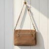sac à bandoulière pour femme forme messenger en daim couleur taupe