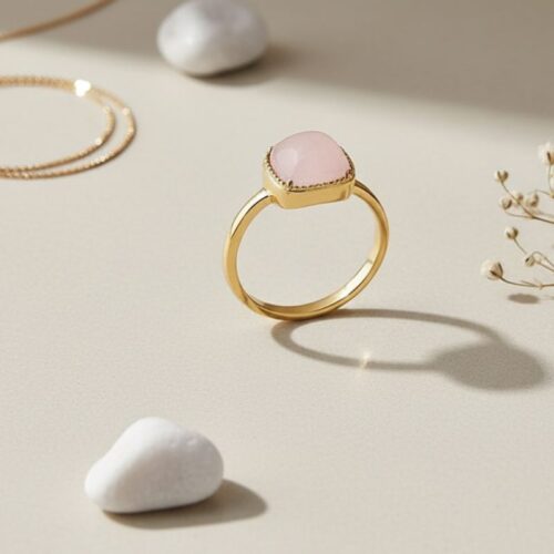 bague femme en plaqué or 18 carats ornée d’une pierre de quartz rose