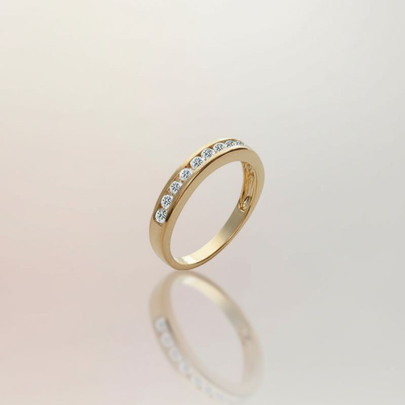 Bague en plaqué or sertie d’oxydes de zirconium, élégante et lumineuse.