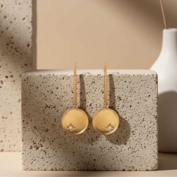 boucles d'oreilles en plaqué or brossé orné d'une médaille avec étoile zirconium blanc