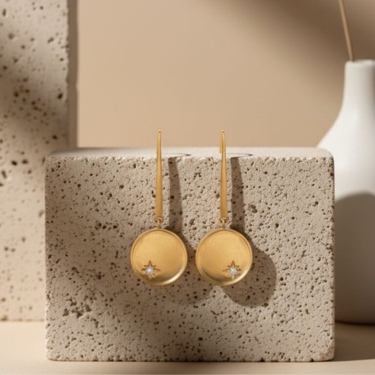 boucles d'oreilles en plaqué or brossé orné d'une médaille avec étoile zirconium blanc