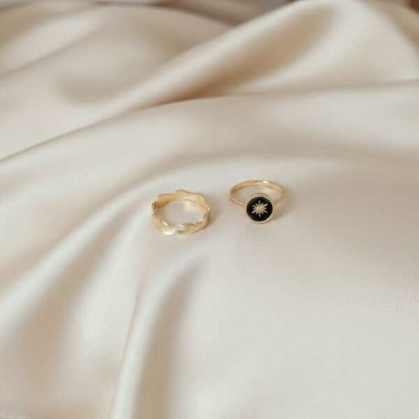 bague plaqué or 18 carats médaille émail noir avec étoile perlée