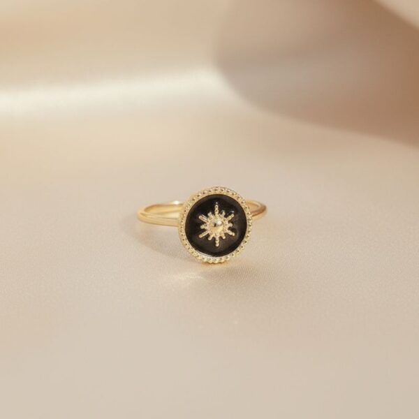 bague plaqué or 18 carats médaille émail noir avec étoile perlée