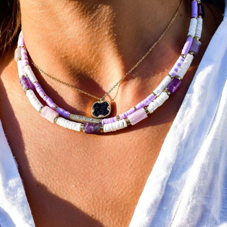 collier ras de cou fine chaine et pierre de sable bleu mixé à colliers surf bijou bohm paris