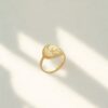 bague pour femme médaille gravée motif végétal plaqué or 18 carats