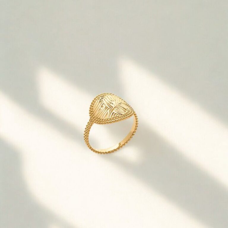 bague pour femme médaille gravée motif végétal plaqué or 18 carats