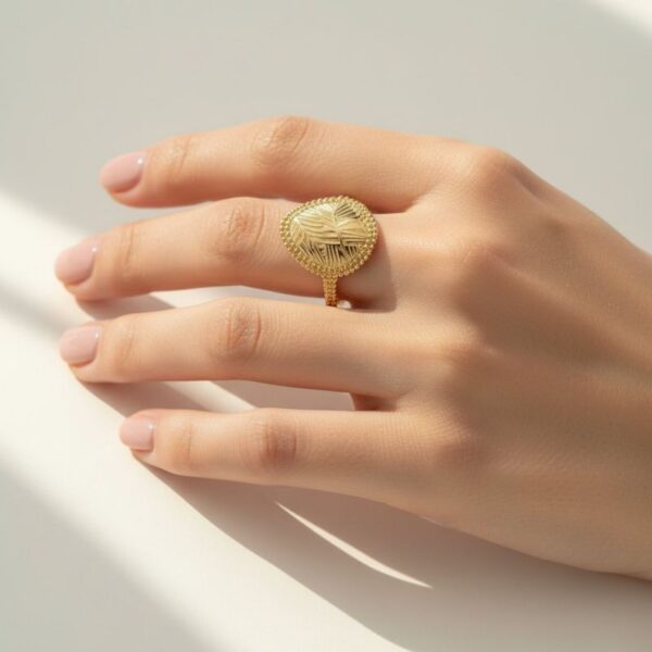 bague pour femme plaqué or 18 carats médaille gravée motif végétal bijou cn paris