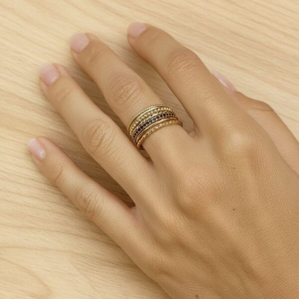 bague semainier pour femme en plaqué or 18 carats, composée de plusieurs rangs dorés et sertis de pierres zirconium noir