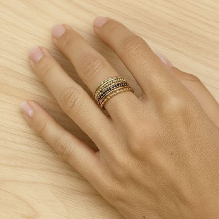 bague semainier pour femme en plaqué or 18 carats, composée de plusieurs rangs dorés et sertis de pierres zirconium noir