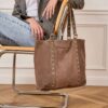 cabas en daim rivets fantaisie larges anses couleur taupe