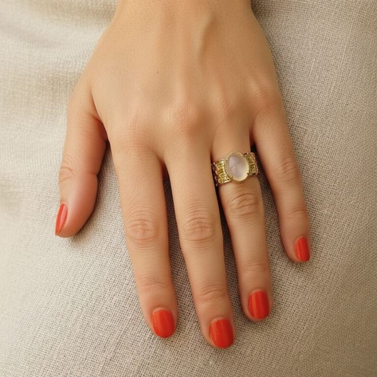 bague pour femme plaqué or effet texturé avec pierre de lune sertie bijou élégant