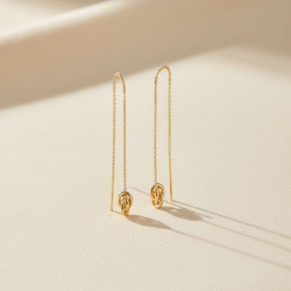 Bijoux e-commerce : Boucles d'oreilles fines dorées 6 cm portées sur lobe