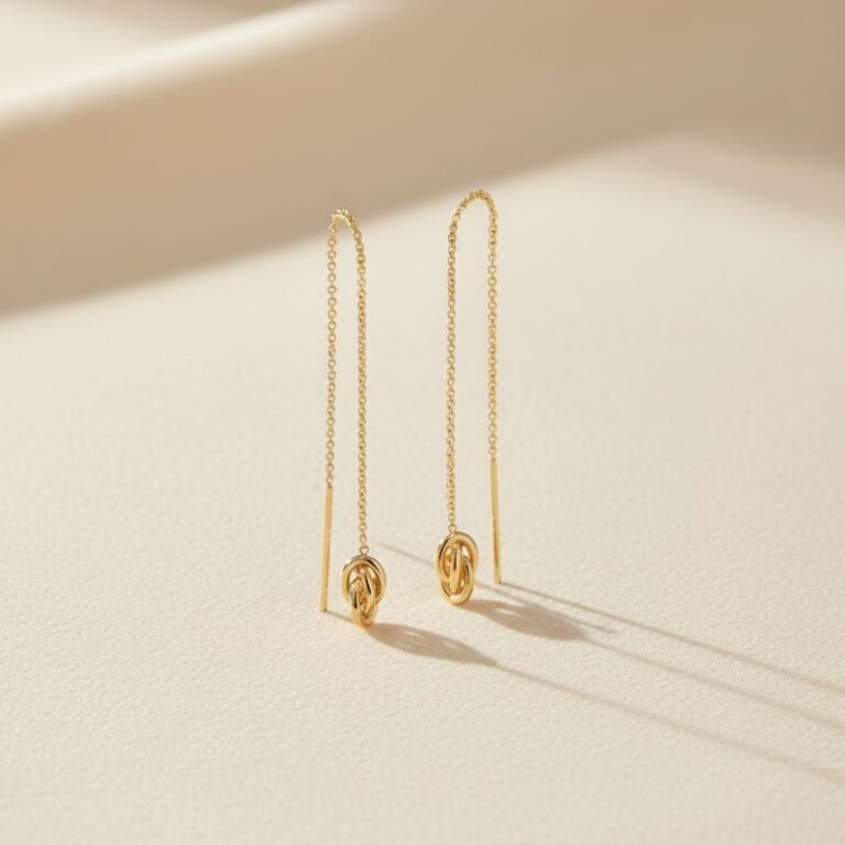 Bijoux e-commerce : Boucles d'oreilles fines dorées 6 cm portées sur lobe