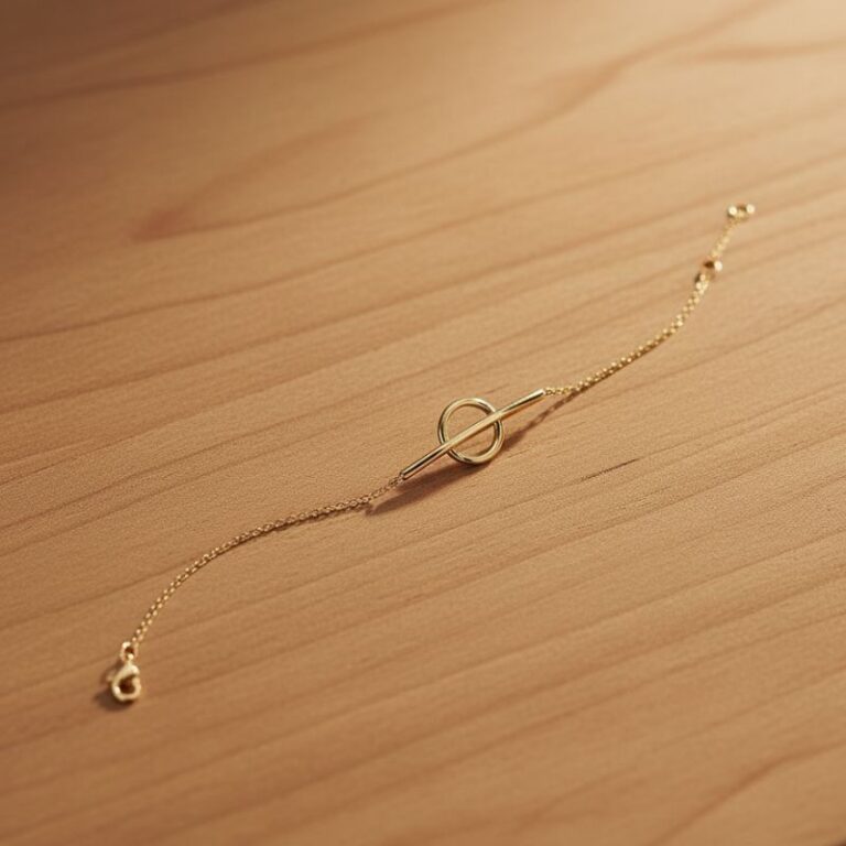 Bracelet minimaliste en plaqué or 18 kt posé sur une surface en bois