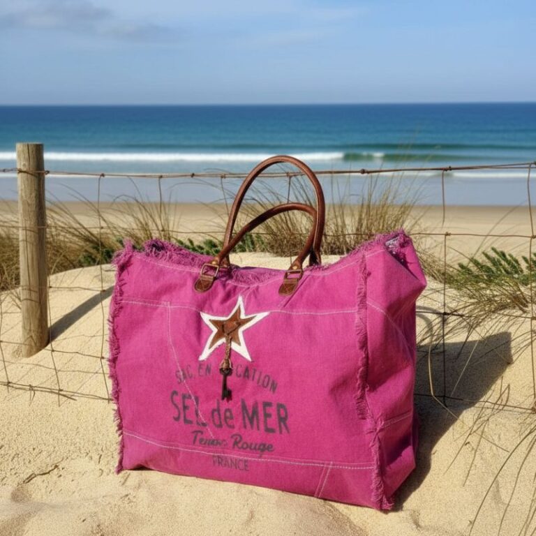 sac de plage format XL en toile et anses cuir imprimé Sel de Mer couleur fuchsia posé sur le sable