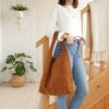 sac en daim forme hobo couleur camel