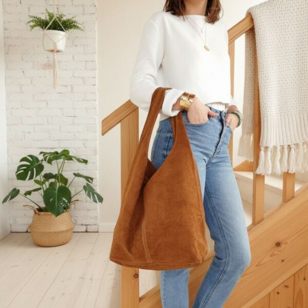 sac en daim forme hobo couleur camel