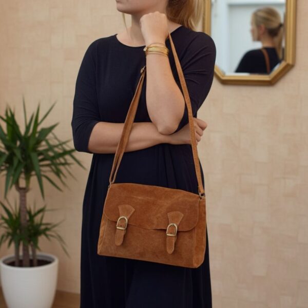 sac en daim à bandoulière double boucle camel style intemporel