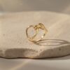 bague en plaqué or 18 carats au design moderne, composée de deux cercles entrelacés