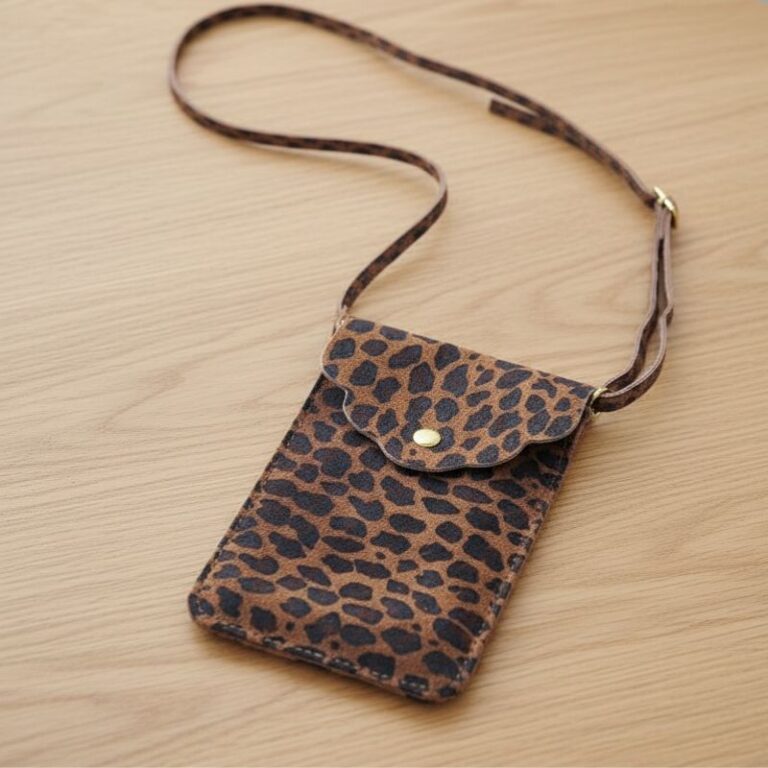 pochette de téléphone daim imprimé léopard