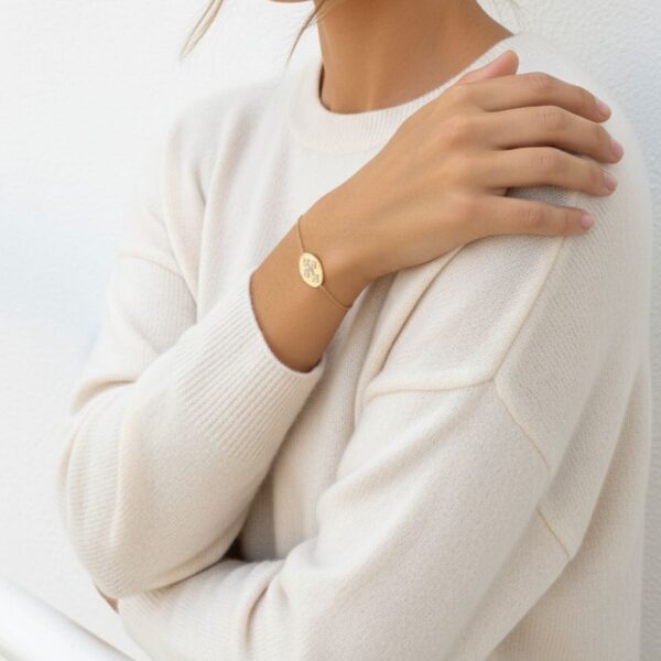 bracelet chaine plaqué or avec médaillon or brossé et croix en oxyde de zirconium blanc