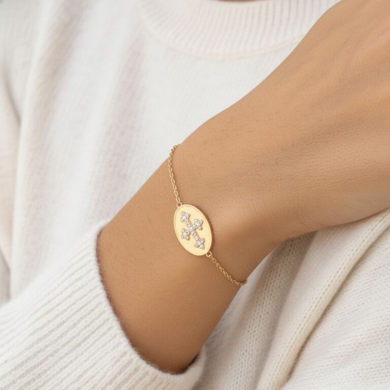 bracelet chaine plaqué or avec médaillon or brossé et croix en oxyde de zirconium blanc